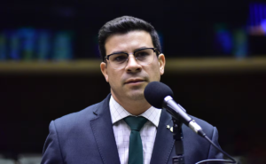 Deputado do PT blinda governo Lula, segura 600 pedidos e barra questões sobre Banco Master
