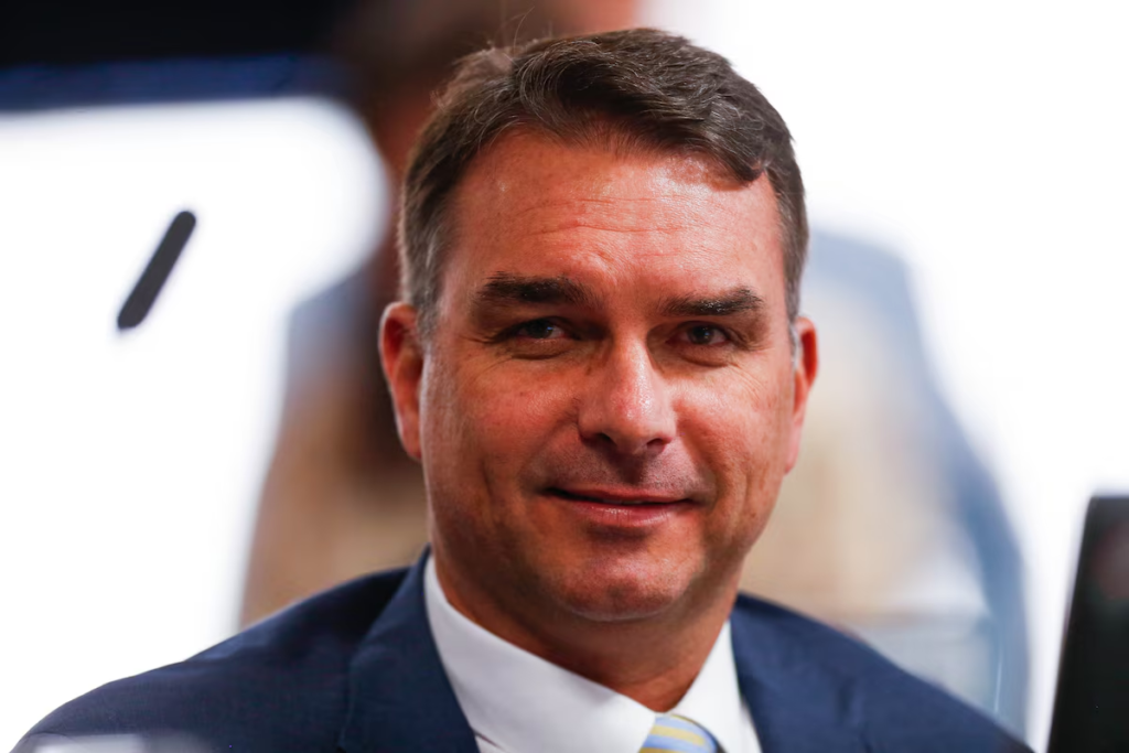 Flávio Bolsonaro não assinou três das cinco CPIs sobre o Master que poderia apoiar