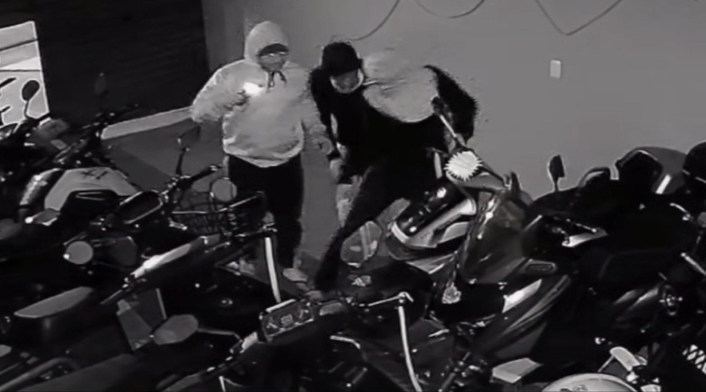 Vídeo mostra grupo criminoso furtando motos elétricas em loja de Rio das Ostras