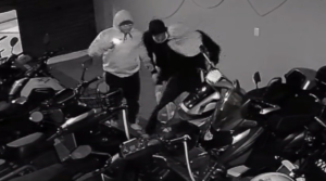 Vídeo mostra grupo criminoso furtando motos elétricas em loja de Rio das Ostras