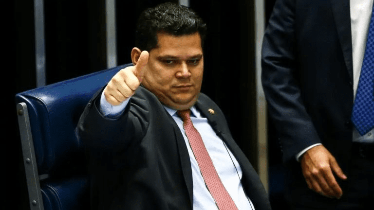 Flávio é responsabilizado por ameaça ao Pix e tarifaço em 8 de cada 10 mensagens opinativas, diz levantamento