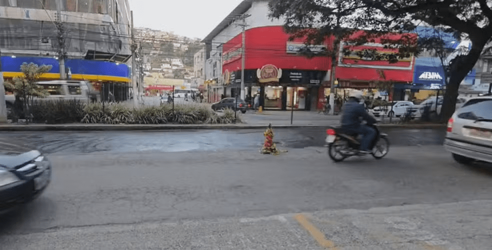Vídeo mostra PMs gritando ‘vai morrer, hein!’ para motociclista morto a tiros durante abordagem em São Gonçalo