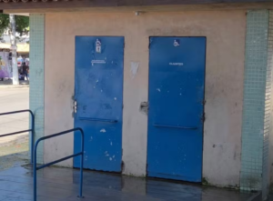 Comerciantes denunciam condições precárias de banheiros sob ponte em Campos: ‘situação feia’