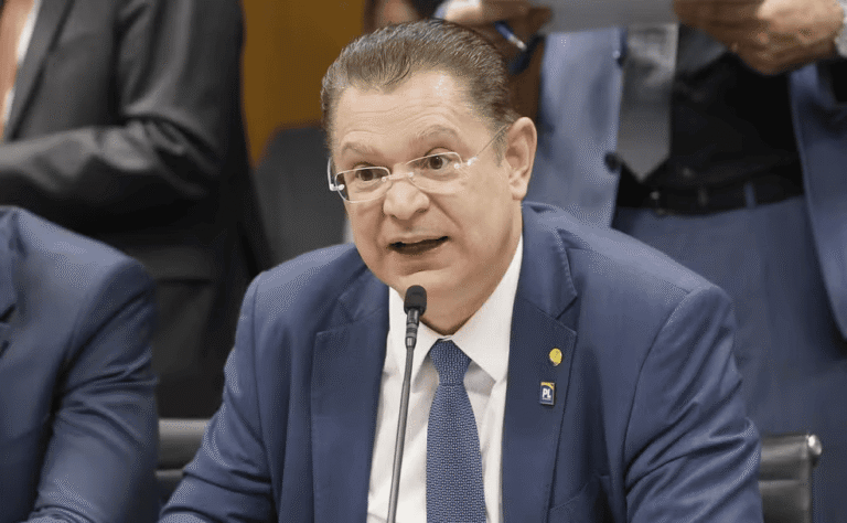 PF mira pessoas ligadas a líder do PL em operação sobre suspeita de desvios de cota parlamentar