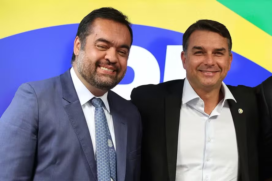 Aliados aconselham Flávio a adiar escolha de candidato ao Senado no Rio após operações da PF impactarem a chapa