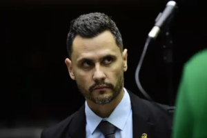 “Amor não correspondido”: Cleitinho apoia Flávio, mas PL lança rival contra ele em Minas