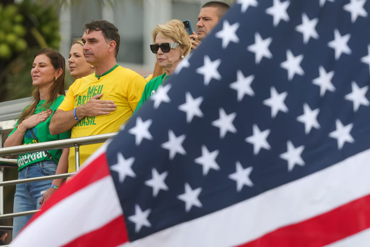 Com Trump e bandeira americana, Flávio ameaça o Brasil com um outro tipo de golpe