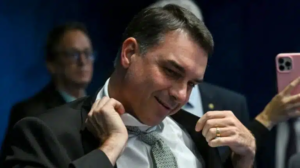 Flávio Bolsonaro lança ofensiva contra fim da escala 6×1 no Senado para barrar vitória de Lula