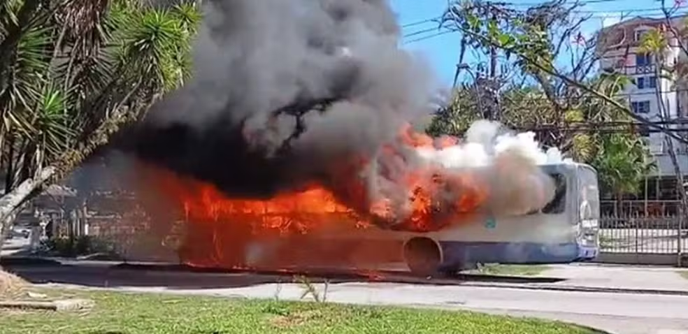 Ônibus pega fogo e interdita avenida em Petrópolis