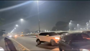 PM encontra carros-bomba e barricadas com explosivos no Complexo de Israel; Av. Brasil chegou a ser fechada (VIDEO)