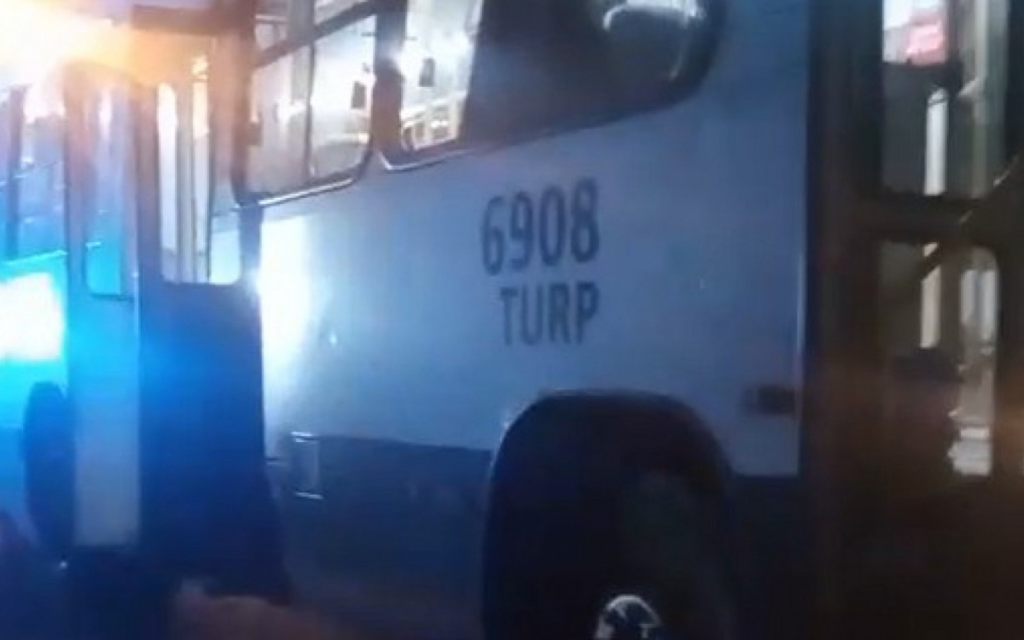 Ônibus é recolhido pela PRF enquanto atuava no transporte público em Petrópolis