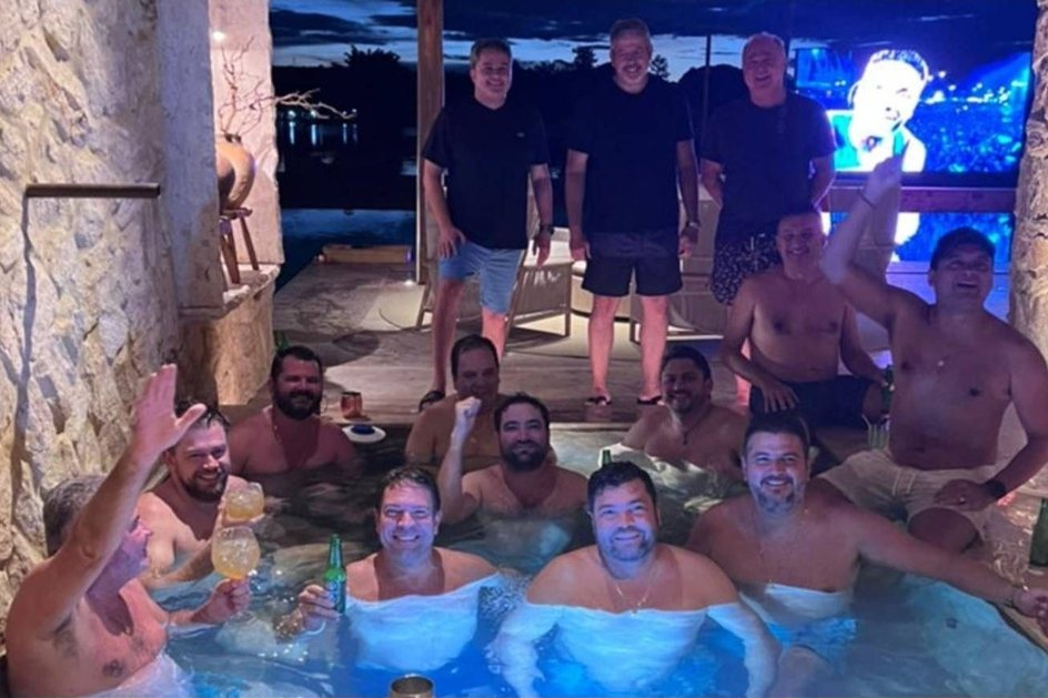 Na piscina com o “grupo seleto”
