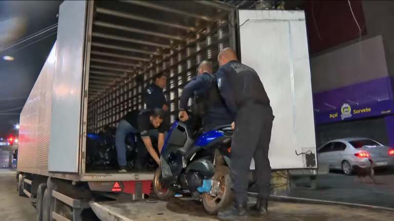 Carreta com 47 motos é roubada na Via Dutra; motorista é levado para a Pedreira e feito refém