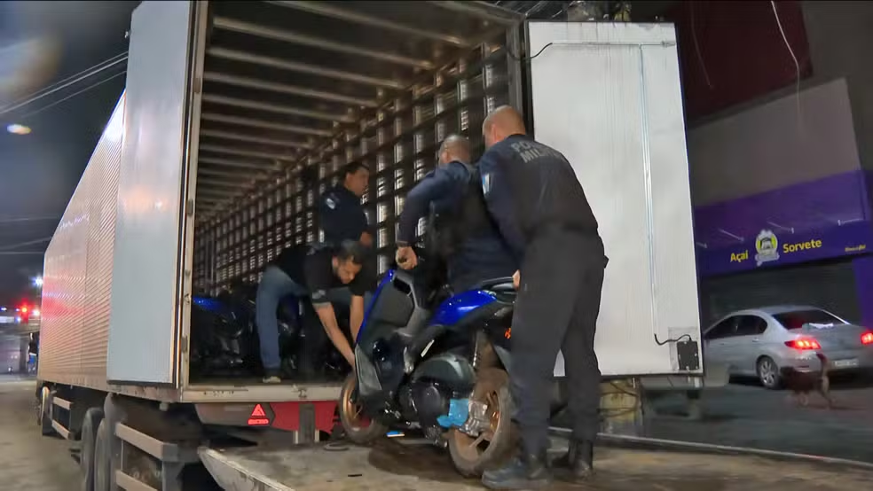 Carreta com 47 motos é roubada na Via Dutra; motorista é levado para a Pedreira e feito refém