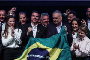 Flávio Bolsonaro diz que fez duas filhas mulheres para ser cuidado na velhice