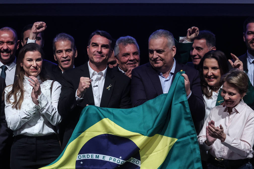 Flávio Bolsonaro diz que fez duas filhas mulheres para ser cuidado na velhice
