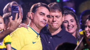 Tarcísio rebate Flávio Bolsonaro e defende urnas eletrônicas