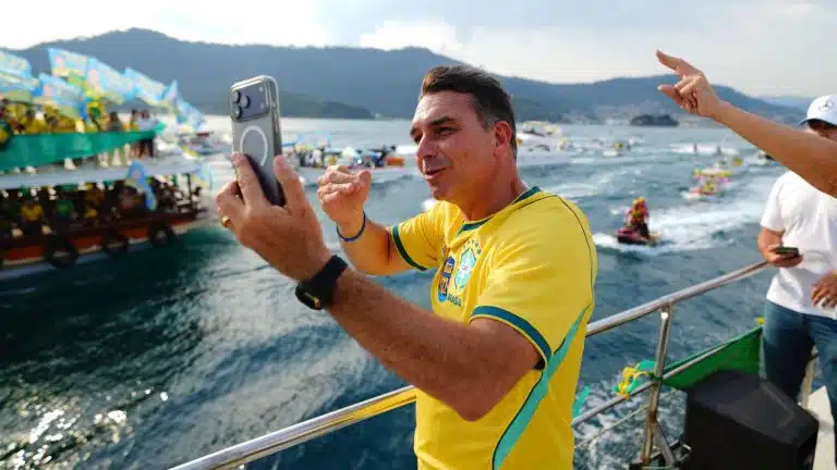 Flávio Bolsonaro ataca fim da escala 6×1 e propõe “alternativa” que reduz direitos após reunião com ministro de Bukele