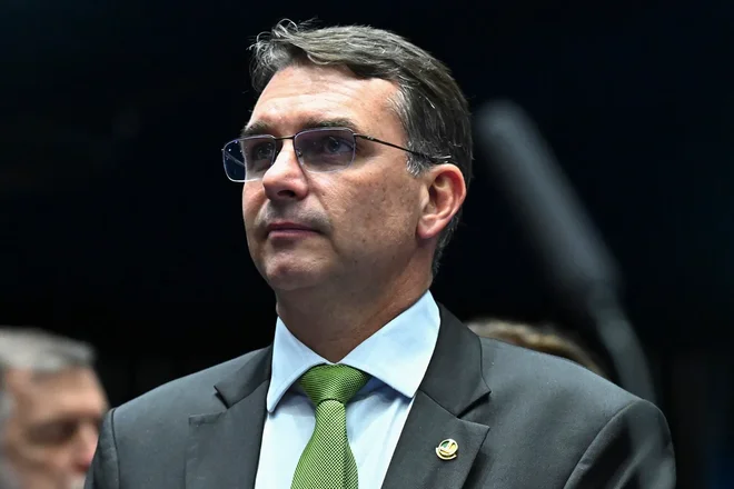 Flávio se nega a explicar novo repasse de US$ 1,6 milhões de Vorcaro para financiar ‘Dark Horse’