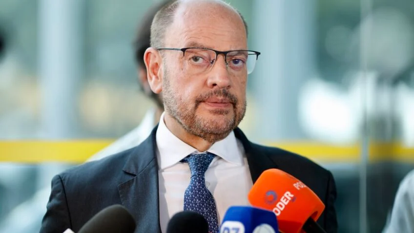 Governo interino de Ricardo Couto no RJ é aprovado por 50%