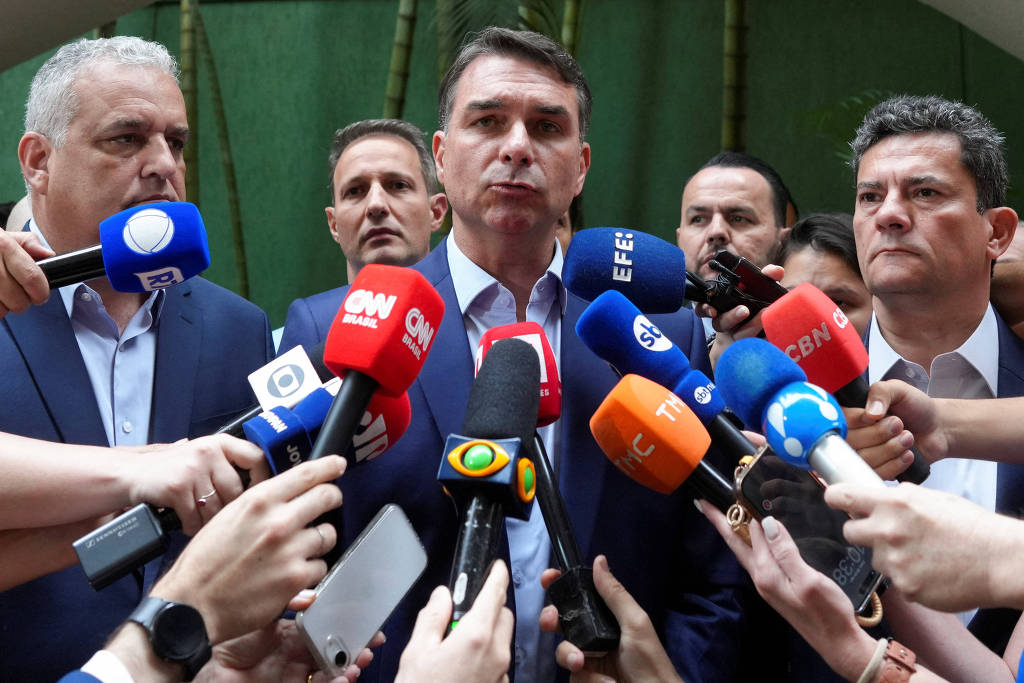 Flávio Bolsonaro se nega a revelar voto em fim da 6×1 e não responde sobre repasses de Vorcaro