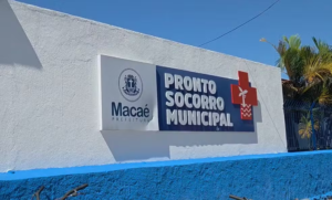 Moradora denuncia condições de área de espera em pronto-socorro de Macaé: ‘Ficamos no sol’