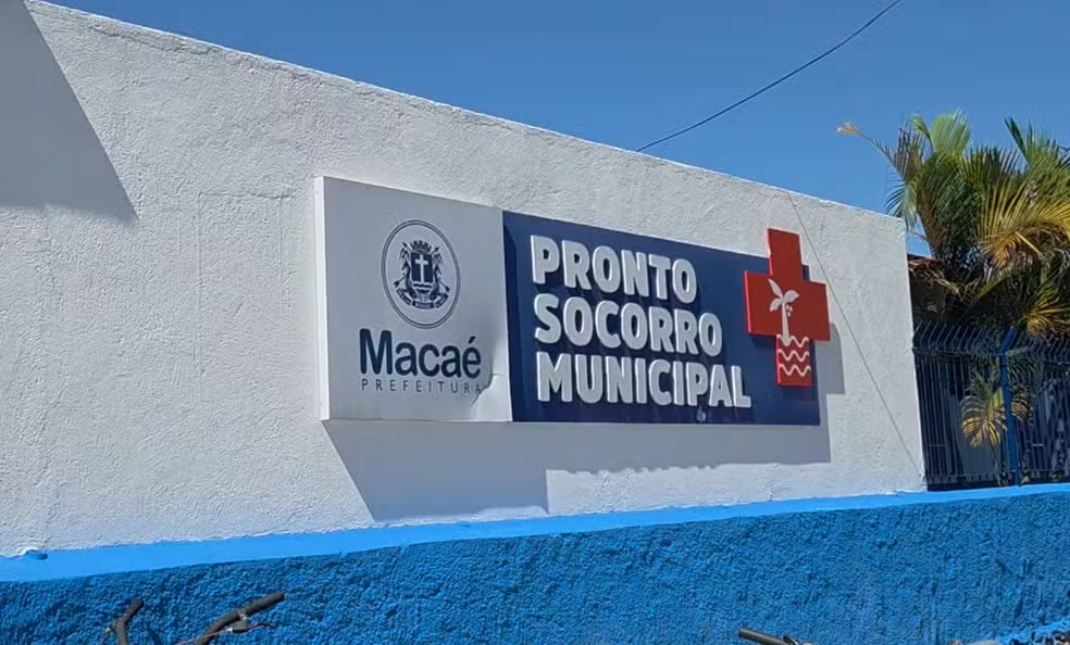 Moradora denuncia condições de área de espera em pronto-socorro de Macaé: 'Ficamos no sol'