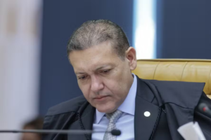 Nunes Marques se declara impedido em julgamento de mensagens de Vorcaro a Moraes após diálogos do banqueiro citarem R$ 500 mil ao seu filho