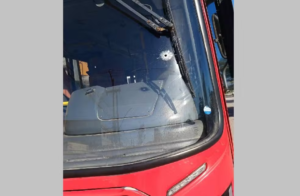 Tiro atinge para-brisa de ônibus em Maricá