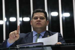 Justiça Federal envia ao STF ação para Senado divulgar visitas de Vorcaro