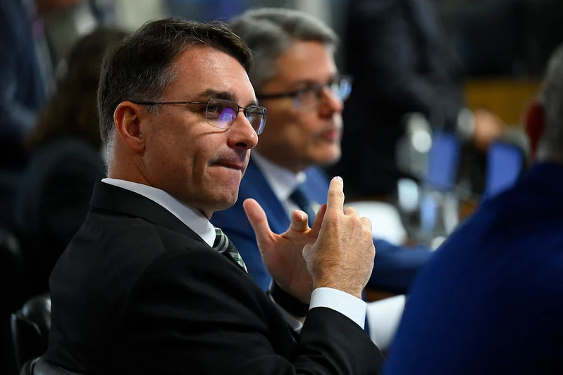 Flávio Bolsonaro interrompe campanha presidencial para tentar barrar a PEC da 6×1