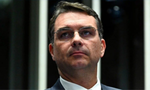 “Nosso senador”: Flávio Bolsonaro mandou emenda a miliciano do caso Marielle