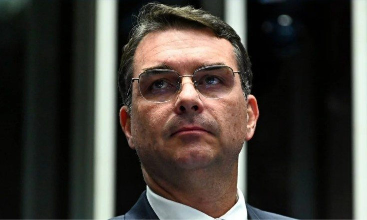 “Nosso senador”: Flávio Bolsonaro mandou emenda a miliciano do caso Marielle