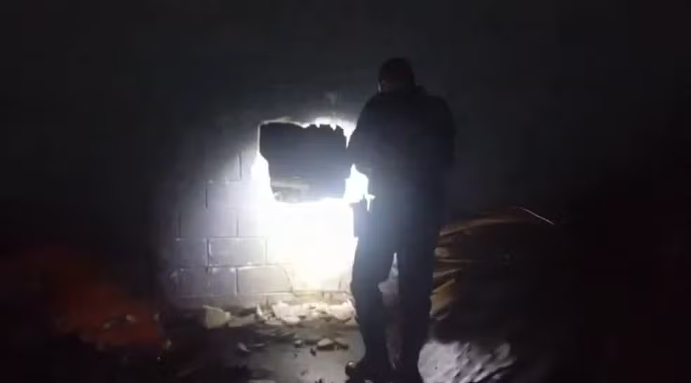 Grupo armado abre buraco em muro, rende vigilante e acessa cofre de supermercado em Campos